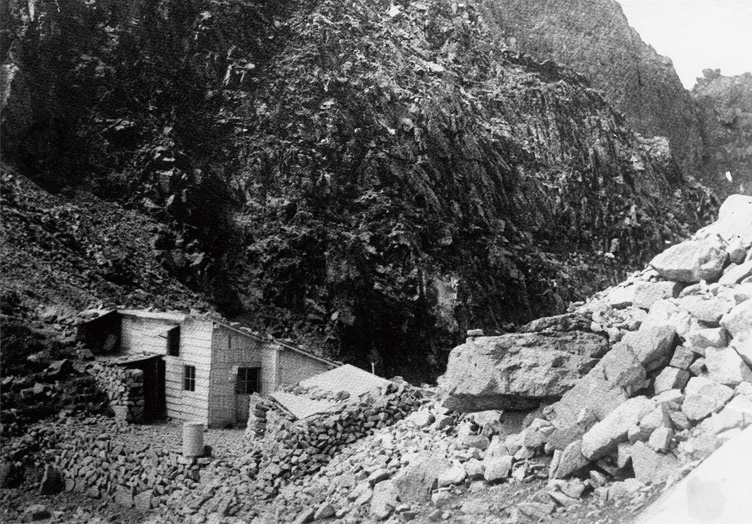 The first Hotaka hut was build in 1925(presently Hotakadake Sanso hut)